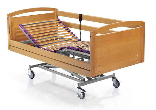 Cama geriátrica con cabecero, piecero y barandas de madera sobre carro elevador con ruedas
