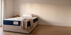 Dormitorio con el colchón Imperial de Novaris sobre canapé abatible beige y la almohada Imperial