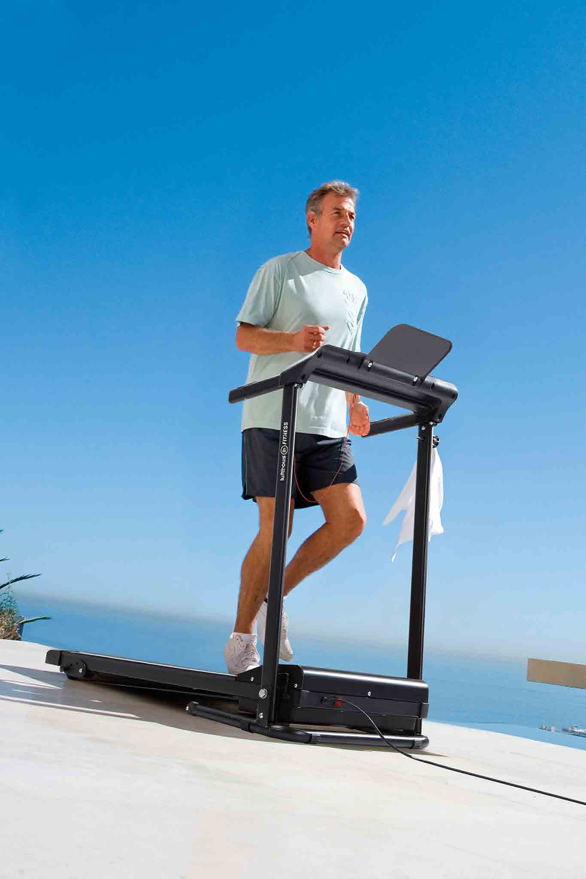 Cinta de correr Walk Fit Plus en uso, con consola y soporte para dispositivo móvil